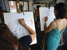 Workshop vrouwelijk naaktmodel met vrienden in de open lucht in de Ardennen in België