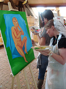 Workshop naaktmodel schilderen tijdens een vrijgezellenfeest in Enschede