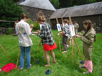 Naaktmodel schilderen tijdens vrijgezellenfeest in de Ardennen in Belgie