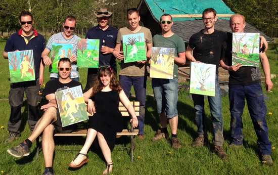 Naaktmodel schilderen met vrienden tijdens een weekend in de Ardennen in België