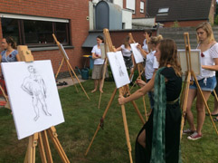 Workshop samen een groot schilderij maken tijdens bedrijfsfeest op lokatie voor op het bedrijf